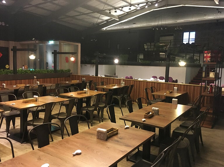 小劇場の名残で、客席の一部がひな壇になっているのがおもしろい。