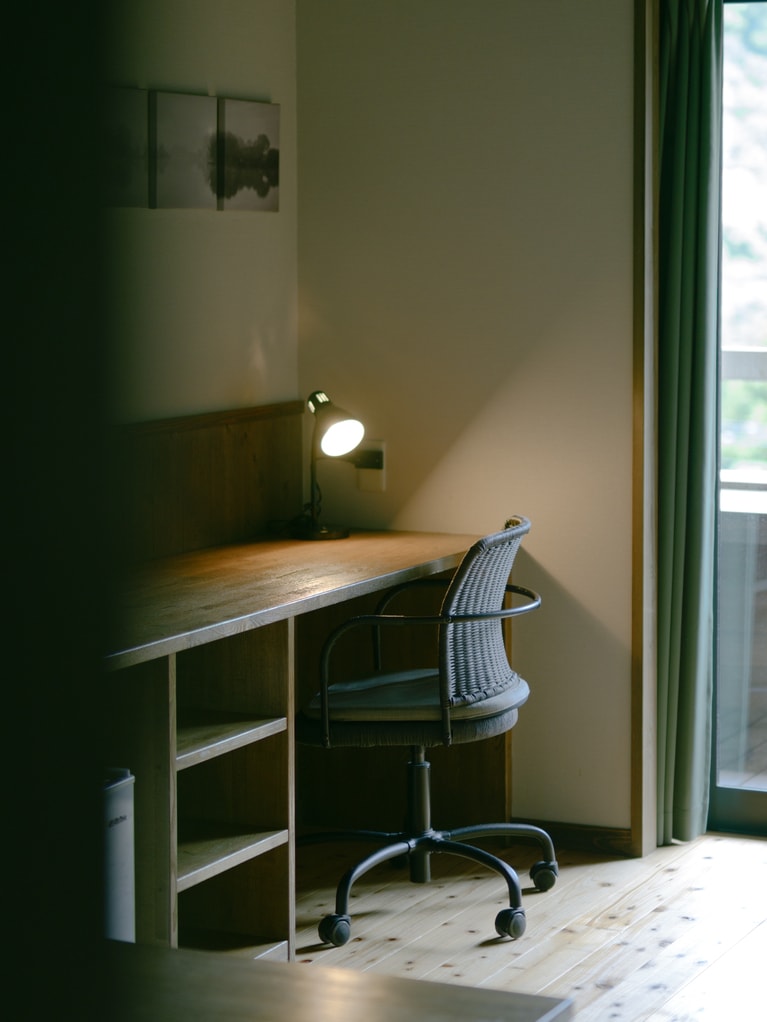 シンプルながら広々とした間取りの1人部屋は書斎デスク付き。