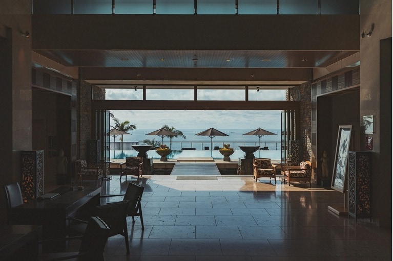 プールサイドでなにもしない贅沢を満喫するのも素敵。