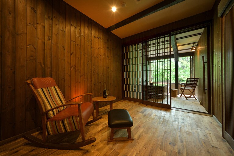 木の質感に生かした空間で心が落ち着く「専用露天風呂付き ZENスイート」。