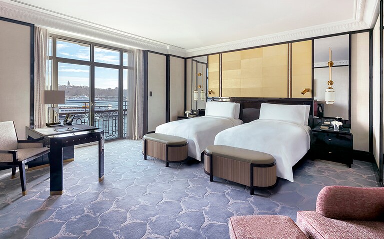 窓の向こうに広がる絶景が見事な「グランドデラックス ボスポラスルーム」。キリム絨毯など、随所に現代的なトルコデザインが取り入れられています。