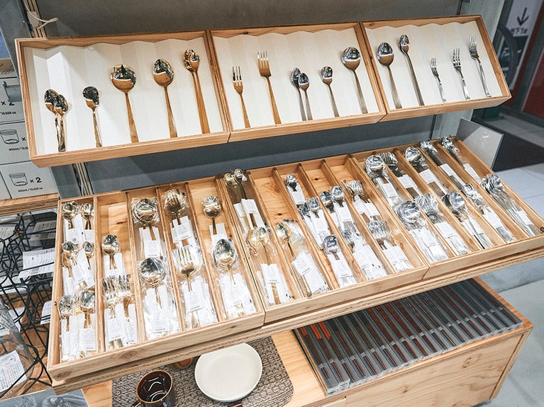 ちょっといいもの⑤ カトラリー 各300円。ステンレス加工で有名な新潟県燕市製。