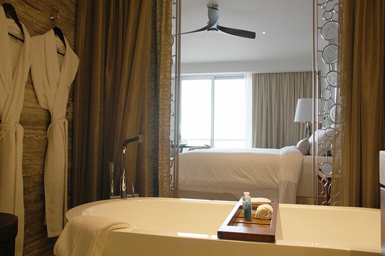 バスルームと部屋の間に壁はない。バトラーに事前に依頼しておけば、部屋に戻る時間に合わせてバスタブに湯を張ってくれる。