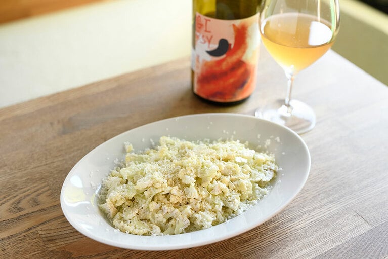 「カリフラワーとペコリーノチーズのサラダ」580円。合せたのはアルザス地方の造り手のワイン「GIPSY BYORDER OF SOW」。