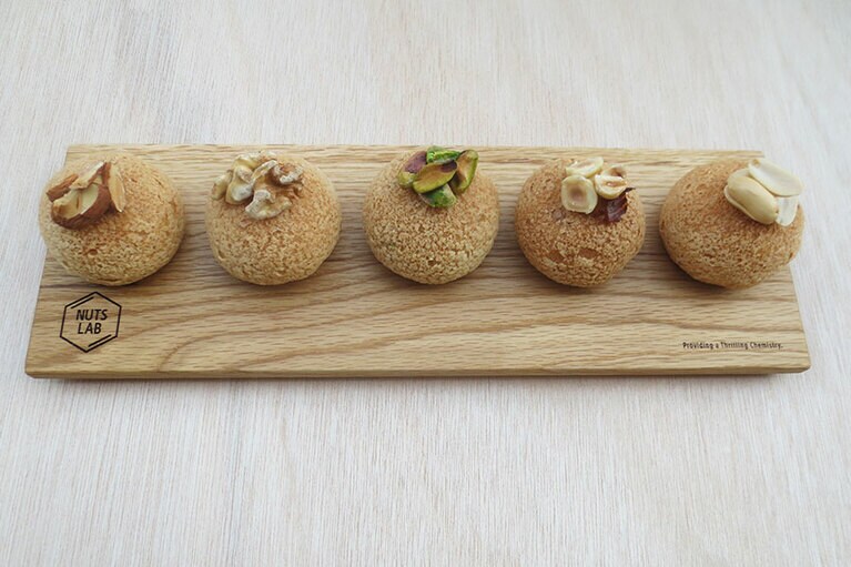 「木の実シュー」イートインは5個 1,250円。日替わり3個セット 750円。テイクアウトは6個 1,500円。