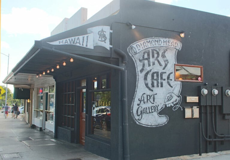 日本人アーティストが手がけた外壁のアートも印象的です。