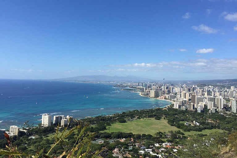 頂上から見るこの景色！　ここで思いっきりノビしたい。まぶしいくらい美しい景色です。