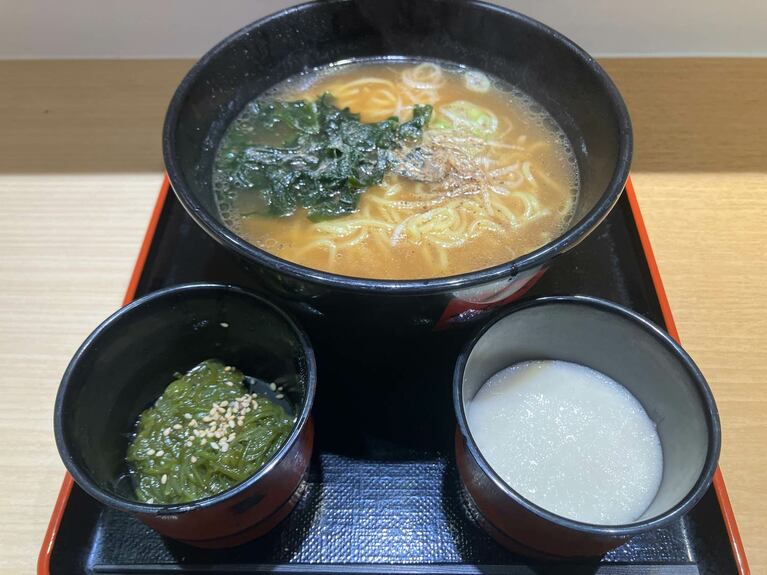 箱ラーメン+とろろ+めかぶ（合計740円）