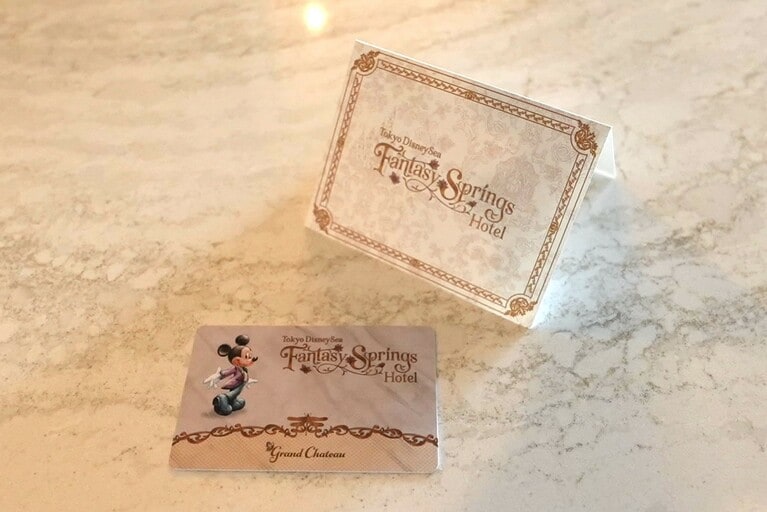 表面に描かれたジェントルマンなミッキーマウスが描かれたルームキー  （吉田よしかさん撮影）