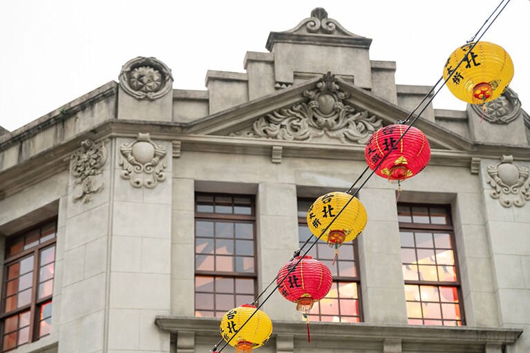 空を仰げば風に揺れる黄赤の提灯。毎日が縁日のような迪化街ならではの景色に心が躍る。