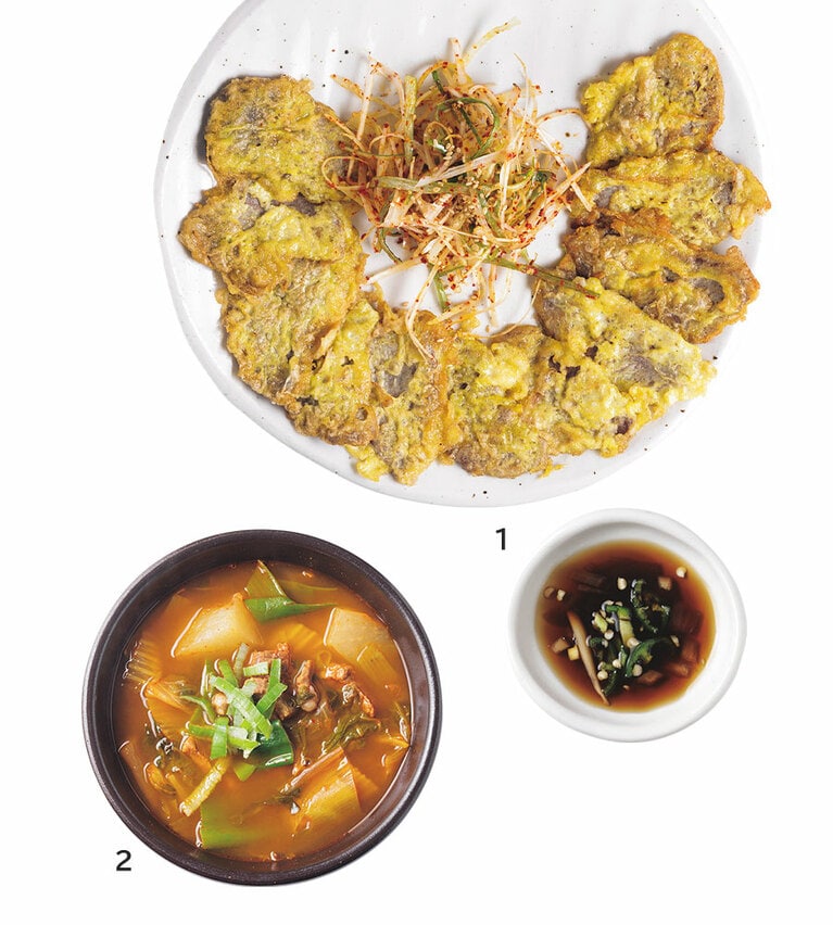 1：牛肉のジョン。ネギあえを巻き、タレを付けて。W55,000。
2：牛肉クッパは奥深い味のスープとご飯が別々に登場。W14,000。