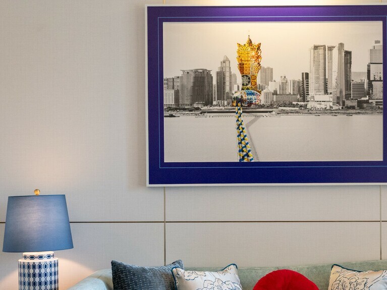 壁にはマカオ半島の象徴として親しまれているホテル「グランド リスボア マカオ」をモチーフにしたアートが。