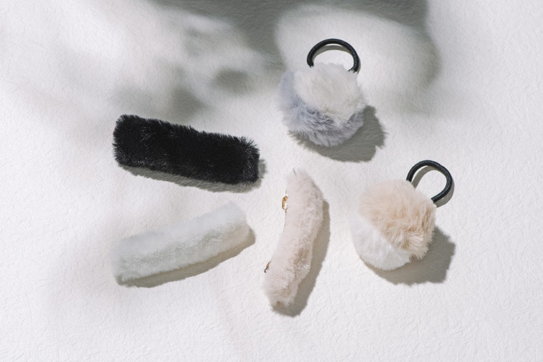 バレッタ、ヘアゴム各100円(100円ショップFLET'S、百圓領事館)。