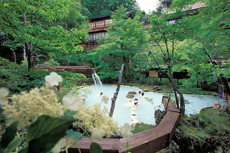 【泡の湯旅館】信州随一の湯量を誇り、大露天風呂も源泉かけ流し。全国でも珍しい炭酸ガスを含んだ38度前後の硫黄泉で内湯のぬる湯はガスが泡となって肌に纏わりつく。