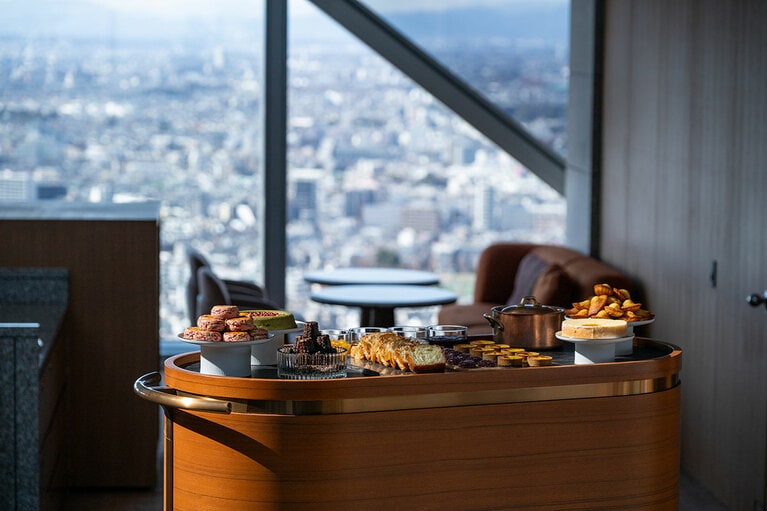 焼き菓子のトロリー。