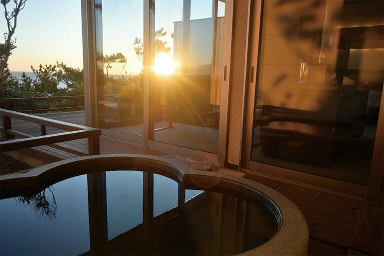 離れ「海吹」から眺めた関東一、早い朝日。