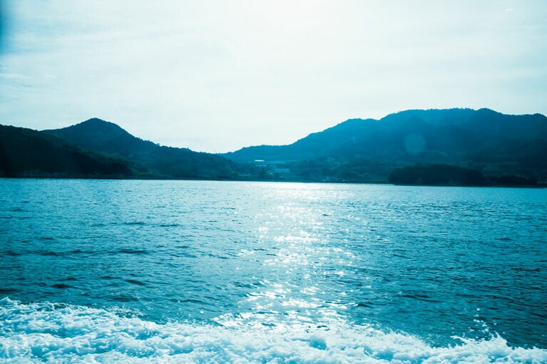 【島宿真里】高松−小豆島間を結ぶ高速艇からの景色。きらめく波しぶきが旅情を誘う。Photo: Mitsugu Uehara