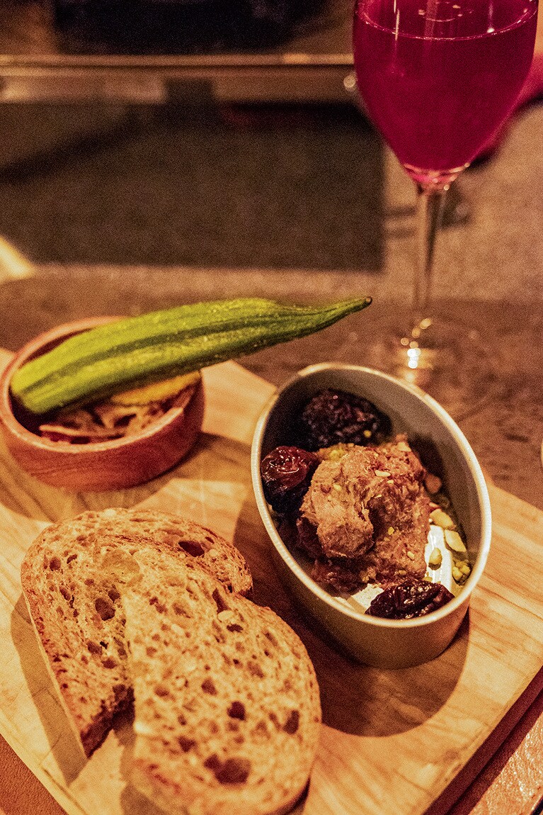 鹿のリエットとドライフルーツ。