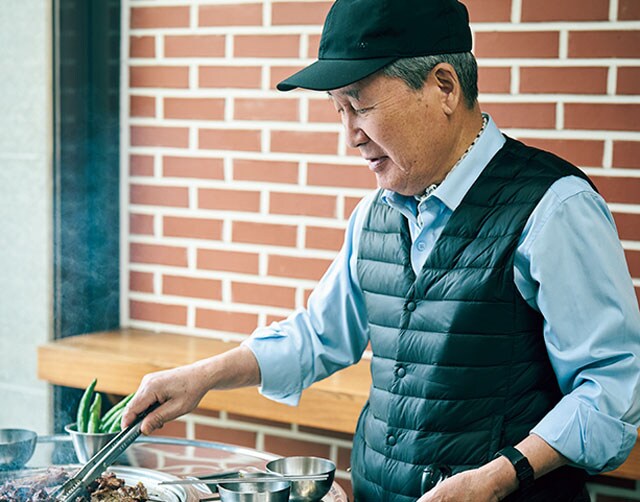 「すぐに焦げるからどんどん食べて」と代表のイ・テヒョン氏。