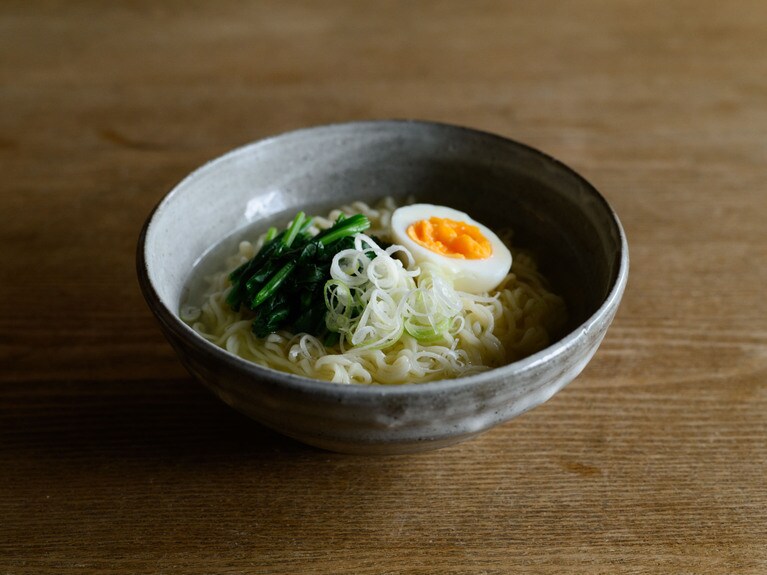 福永芳治さんの灰釉丼鉢。