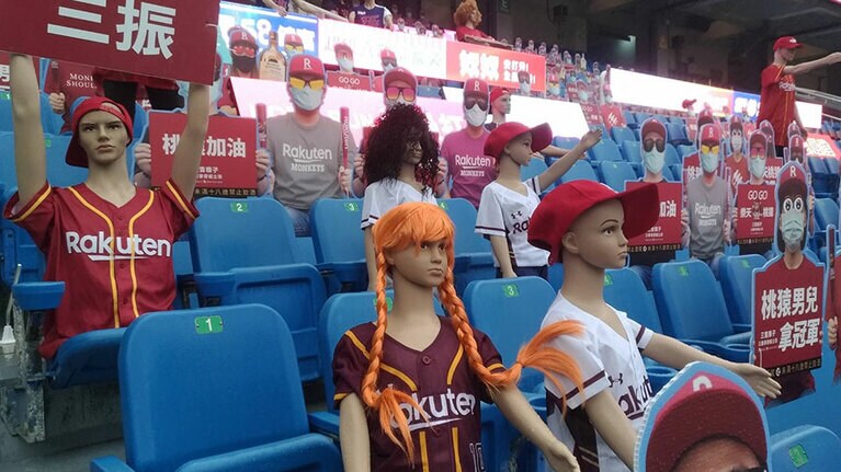 野球スタジアムの観客席。パネルに動きのあるマネキンも仕込んで人間仕様に!?　撮影：熊谷俊之