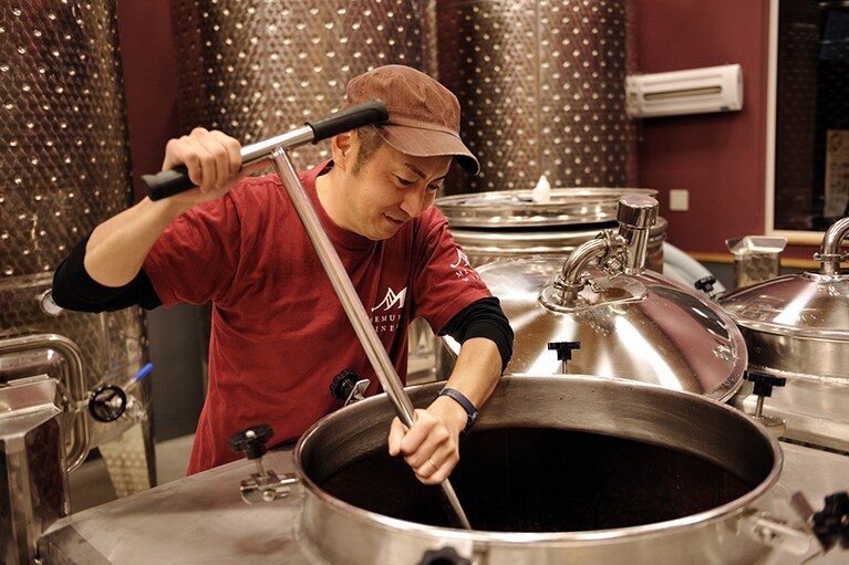 醸造責任者の尾原基記さん。