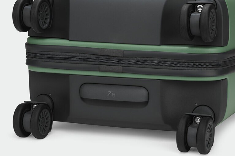 ハンドルグリップをケース底部に備える。荷台から引き出す際にとても便利。