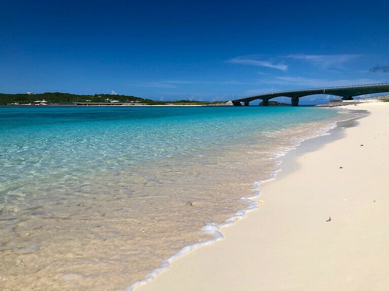伊平屋島と630メートルの橋でつながる野甫島。伊平屋島へ来たら、ぜひ足を延ばしたい島です。©伊平屋島観光協会