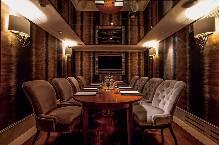 重厚なインテリアのミーティングルーム。年会費を払い会員になれば利用できる。