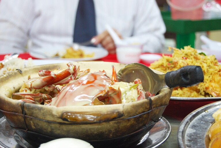 チーズ味のカニが名物の店があると聞いて、同僚と食べに行った。チーズというよりクリーミーなシチューのようだった。蒸しパンにソースをつけて、余すところなくいただいた。