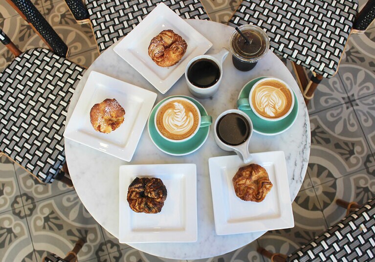 お気に入りはクイニーアマンの黒ごま味で、黒ごまのペーストと生地のさっくり感が絶妙！