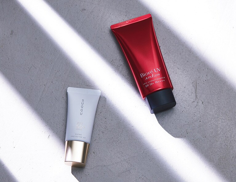 右：2位 花王 ビオレUV アスリズム スキンプロテクトエッセンス SPF50+・PA++++ 70g 1,500円(編集部調べ)。左：3位 SUQQU エクストラ プロテクター 50 SPF50+・PA++++ 30g 6,000円。