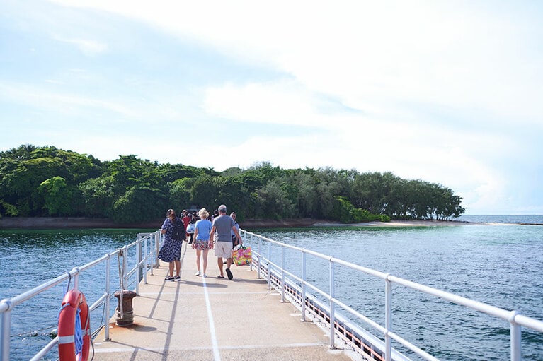 フェリーがグリーン島に到着。日帰りで遊びに来た人も多く、桟橋が一気に賑やかな雰囲気になる。