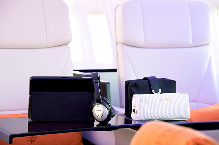 アメニティは「ブルガリ」、ヘッドホンは「ボーズ」。全員にiPadが貸し出される。