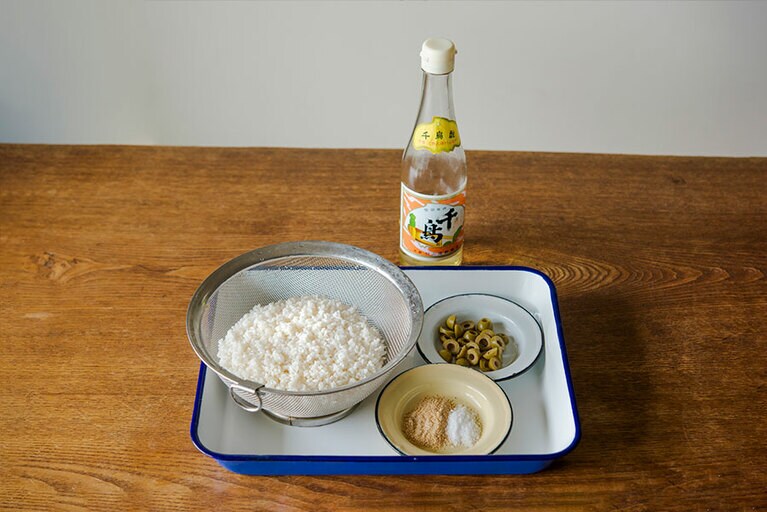 酢とオリーブを一緒に炊くことで洋風なすし飯のようなおしゃれな味わいに。一緒に炊くことで、酢のツンとした酸味をやわらげておいしい仕上がりに。オリーブの代わりに、ケイパーやレーズンなどを使っても、炊き込みごはんのよいアクセントに。