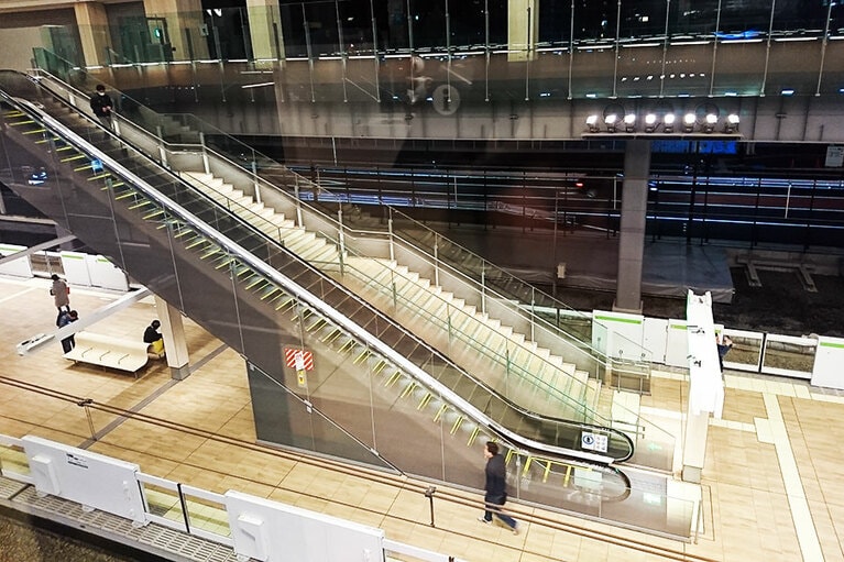 ホームからエスカレーターで上がって撮影ポイントへ。