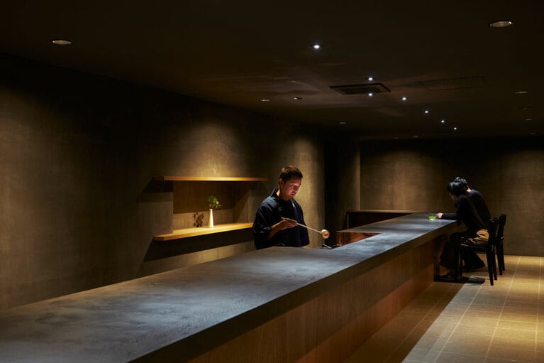 和多屋別荘［佐賀／嬉野温泉］BOOKS&TEA 三服 副島園本店茶寮カウンター。