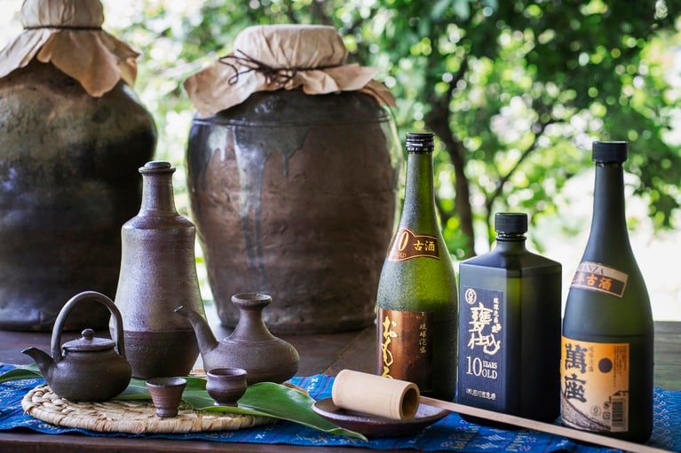 泡盛を仕込む水や甕に用いる土など、沖縄の風土と歴史に立ち返って泡盛という文化を知ることができるプログラムが、「泡盛ディスカバリー」。