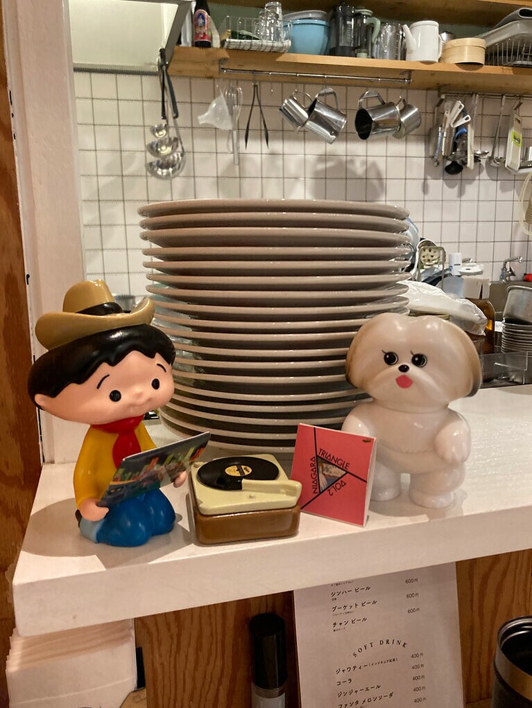 モコゾウのソフビほか、陶器のE.T.、マックのポテトみたいな鉢植えなどが並ぶ店内。