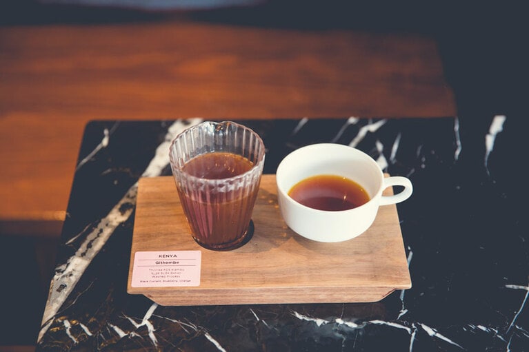 「KENYA」220元。ベリーのような香り。2種類のカップで楽しんで。