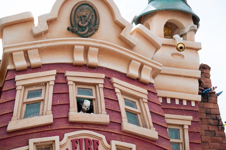 消防署のドアベルを鳴らすと、2階の窓からかわいいダルメシアンの子犬が顔を出します。