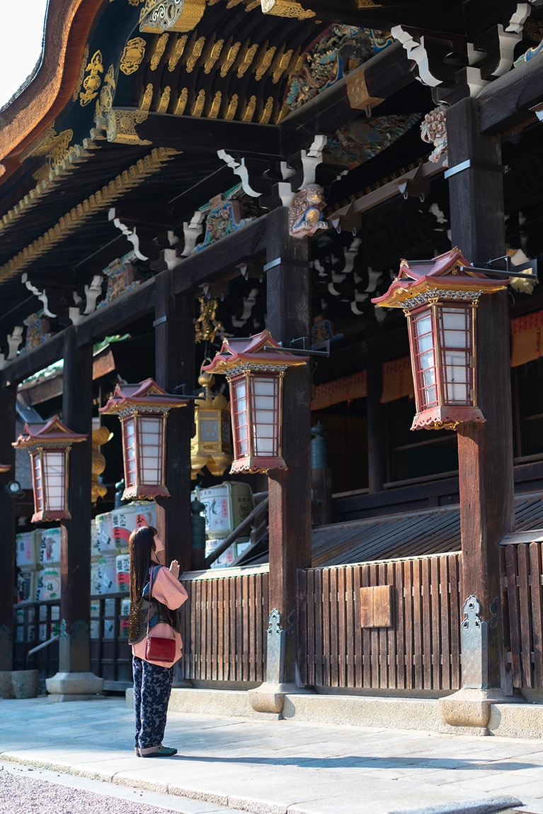 八棟造（権現造）といわれる歴史を伝える貴重な建造物でもある国宝の御本殿。現在の御本殿は豊臣秀吉公の遺命を受け、息子・秀頼公が1607年に造営したもの。