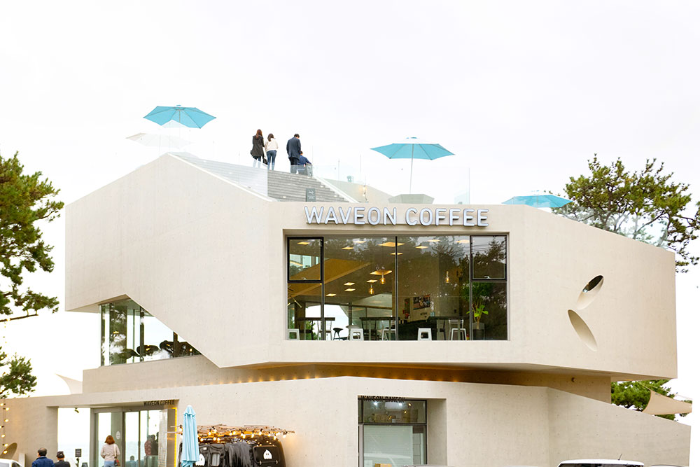 【aveon Coffee】スタイリッシュな建物は建築賞も受賞。どこからでも海を眺めることができる設計。
