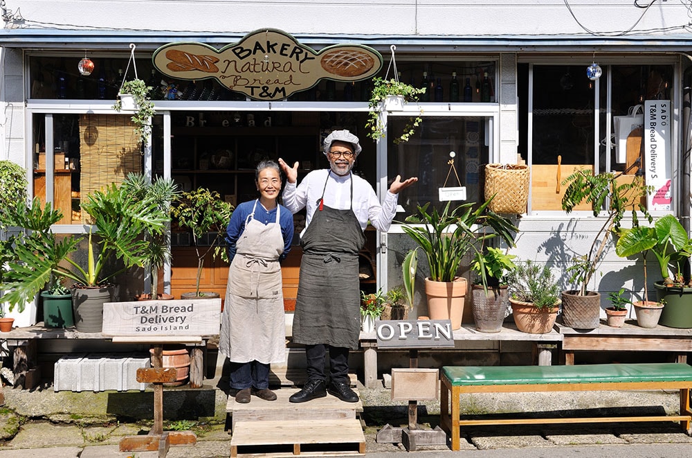 グリーンに囲まれた羽茂の本店で陽気に出迎えてくれる智子さんとマーカスさん。