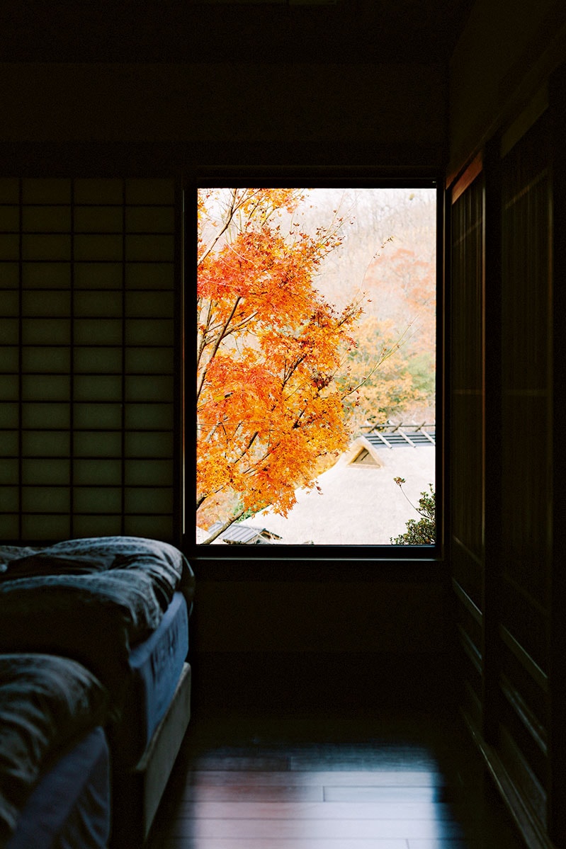 【山みず木別邸 深山山荘】部屋は大きく3タイプで間取りはすべて異なるが、寝室はすべてベッド。Photo: Yoshikazu Shiraki