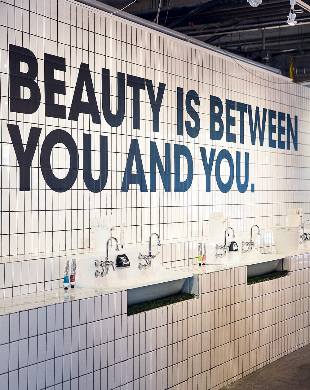 「美しさはあなたとあなたの間にあるもの」という標語。市内に6店舗ある。