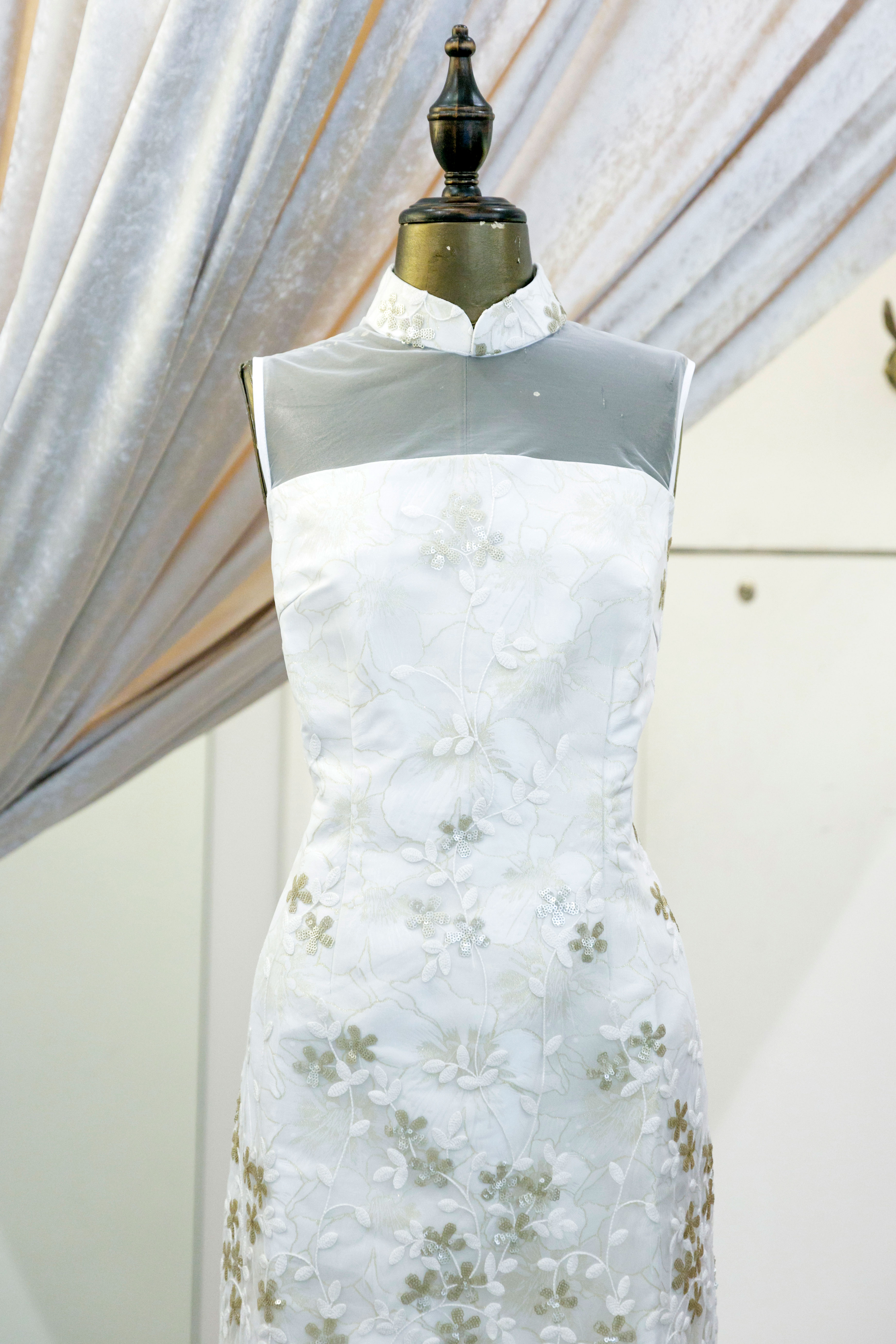 淡く輝くホワイトゴールドのドレスは華やかで清楚な雰囲気。4,380香港ドル。
