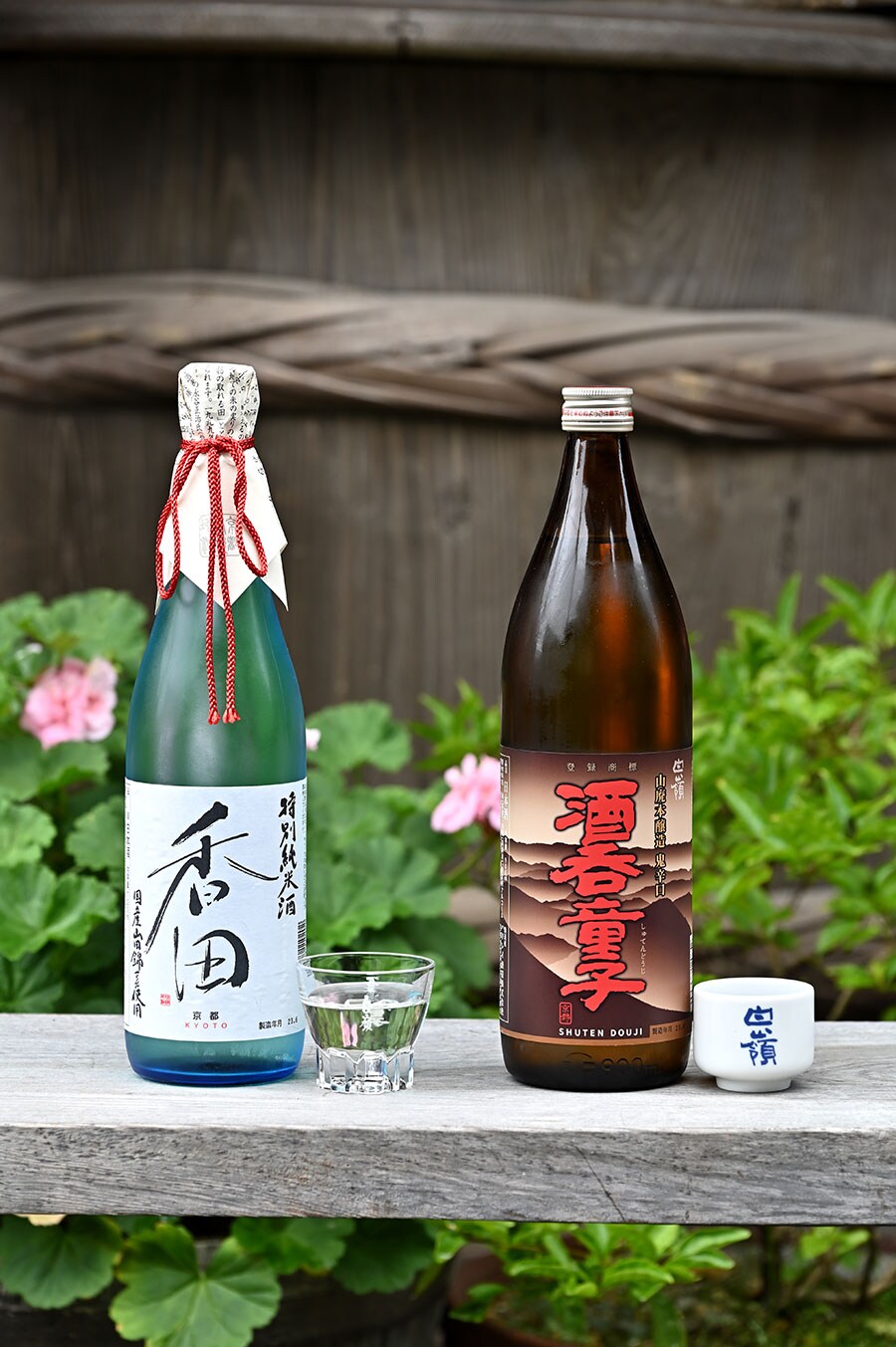 左から、特別純米酒「香田」900ml 1,573円、｢大辛口 酒呑童子｣900ml 1,298円。