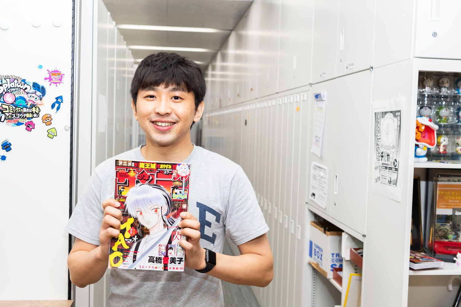 『MAO』が表紙を飾った『週刊少年サンデー』を持つ森脇健人さん