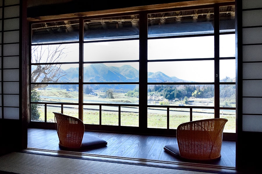 さえぎるものなく山と棚田の風景を見渡すことができる贅沢な縁側。